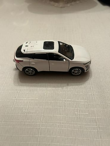 mini disk: Ağ rəngli metal oyuncaq krossover avtomobil maketi - Realistik — 5