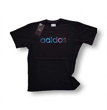 Crna pamučna majica kratkih rukava sa printom „adidas” u višebojnom na lalafo.rs Crna pamučna majica kratkih rukava sa printom „adidas” u višebojnom