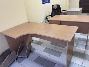 столы кухонные бу: Описание:Комплект из нескольких офисных столов, выполненных из