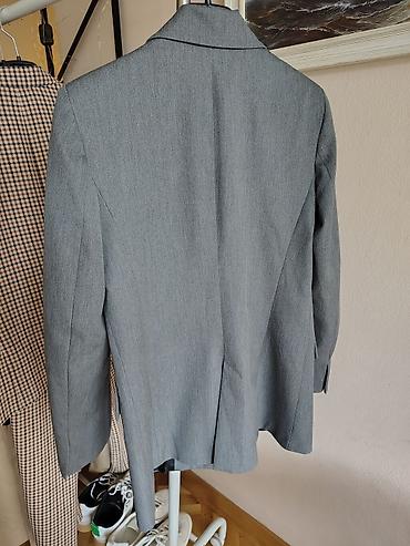 Sakoi: Žensko sivo odelo. Blejzer sa dvorednim kopčanjem - Model — 3