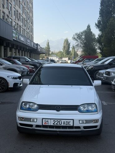 сиденья голф: Белый хэтчбек Volkswagen Golf MK3. Автомобиль оснащен тонированными