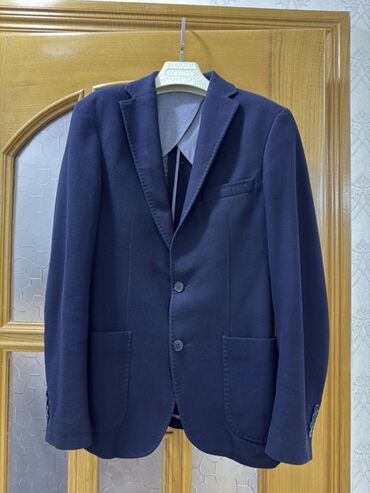 Kişi üçün tünd göy rəngli klassik üslubda pencək. Xüsusiyyətlər: - 2