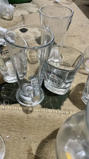 Посуда: Предлагается набор различной посуды, включающий круглые и квадратные — 13