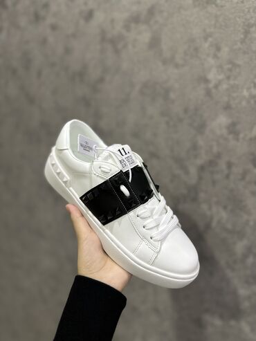 фирменные кроссовки: Обувь Valentino в фирменной коробке🖤 
Размер: 44