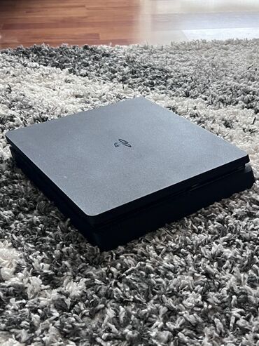 PS4 (Sony Playstation 4): Prodajem PlayStation 4 konzolu u super stanju, radi bez kočenja i — 1