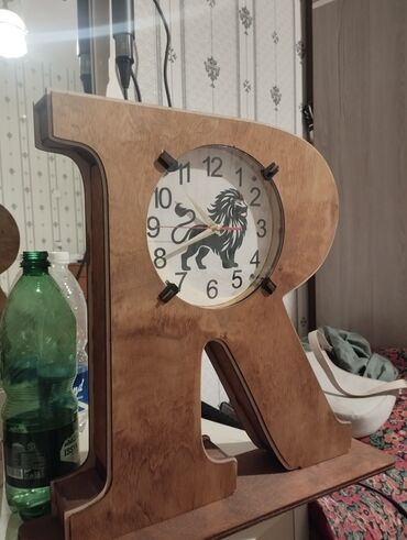 пила ручная: Деревянные настольные часы “Лев” в форме буквы R Продам стильные