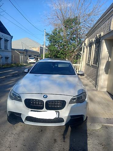 bmw z4 satilir: BMW 5 Series sedan (F10) – ağ rəng, M‑paket üslublu eksteryer. masin — 3