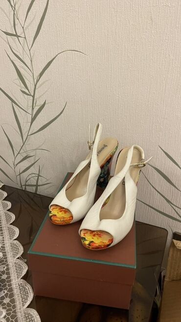 туалетная, парфюмированная вода: Размер: 39, цвет - Белый, Б/у