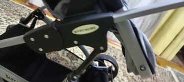 Gəzinti arabaları: Uşaq arabası – boz rəng, alüminium çərçivə Xüsusiyyətlər: - Geniş — 5