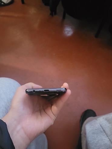 Другие мобильные телефоны: Смартфон с безрамочным дисплеем и фронтальной камерой в круглой выемке — 5