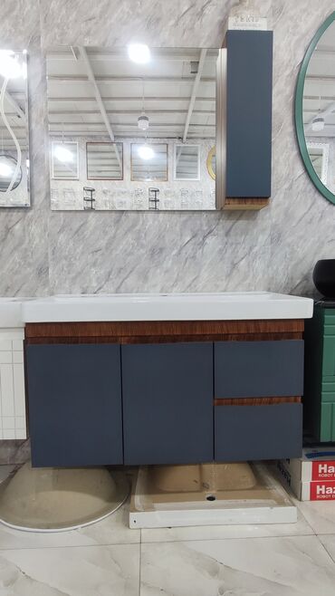 Ev üçün digər mebel: Tünd boz rəngli, ağ səthli və taxta detalları olan, hamam otağı üçün