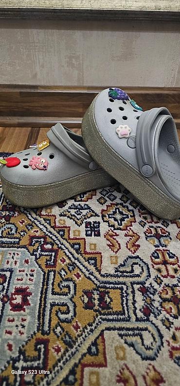джиббитсы: Серые сабо Crocs на платформе с блеском. - Модель: классические сабо — 4