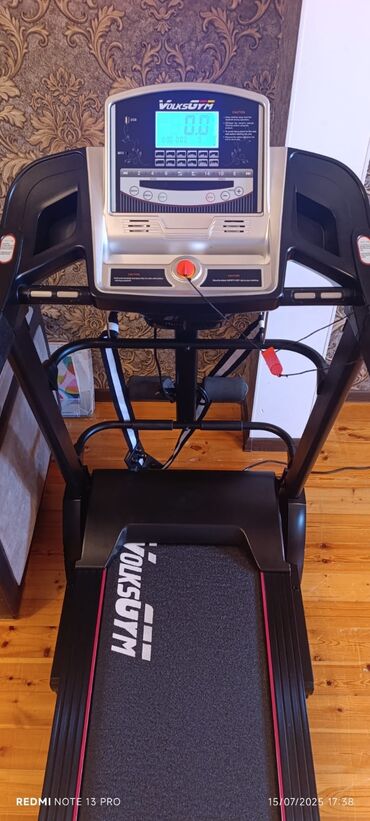 qaçış aparatı kreditlə: Evdə istifadə üçün nəzərdə tutulmuş VolksGym K15+ qaçış yolu. Qara