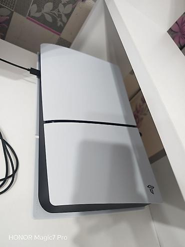 Video oyunlar və konsollar: PlayStation 5 Slim və Lenovo Legion R27İ-30 oyun monitoru. İkisidə — 2
