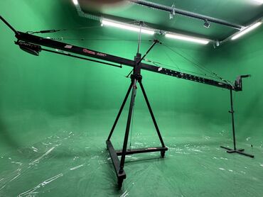dayaq: Crane Arm markalı kamera kranı. Qara rəngdə olan bu kran, çəkiliş