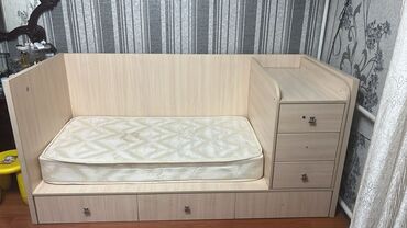 Детские кровати: Продаю детскую кровать !!! Все ящики рабочие . Пеленальный столик