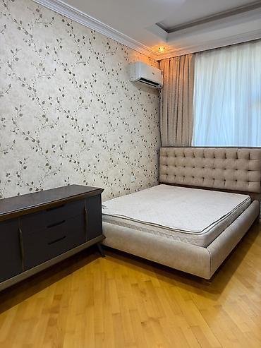 qar adami: Yataq otağı üçün mebel dəsti təqdim olunur. Dəstə yumşaq başlıqlı iki — 1
