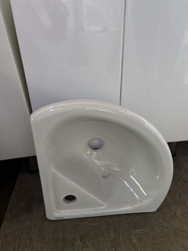 угловые прикроватные тумбочки: Раковина для ванной, Особенности: Глянцевое, Угловая форма, Материал: Керамика