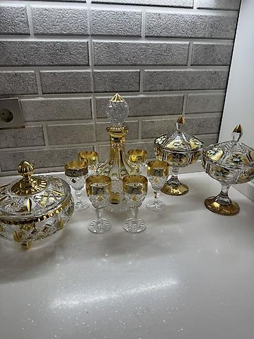 qrafin destleri: Klassik üslubda bəzədilmiş kristal şərab dəsti. Tərkib: - 1 ədəd — 1