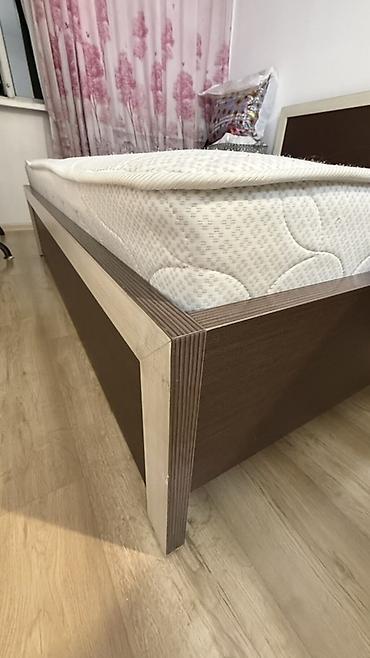 Кровати: Большая двуспальная кровать с матрасом. - Размер 180×200 - Матрас — 2
