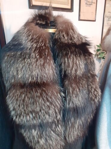 zenske kozne jakne sa krznom novi pazar: Kragna od srebrne lisice. Prirodno krzno. Duzine do 125 sirine 19cm