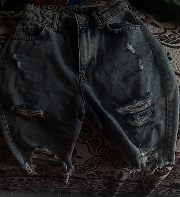 kisi geyimleri kurtkalar: 10 azn Xs,SKəsik detallı denim şort - Material: qalın, davamlı denim — 1