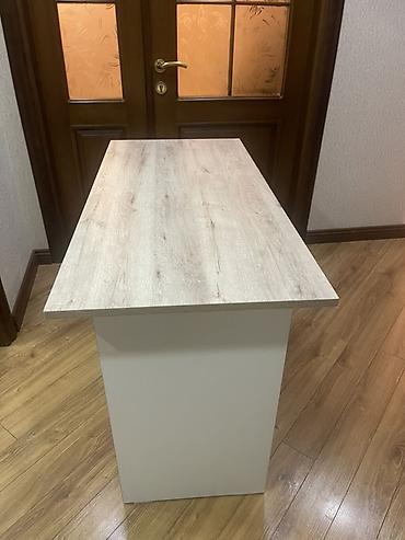 komputer setup: Kompakt iş/oxu masası - Dizayn: Minimalist, düzbucaqlı forma, açıq ağ — 1