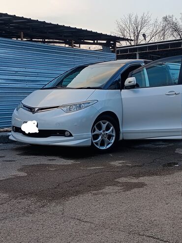 минивэн тойота 7 мест левый руль цена: Белый минивэн Toyota Estima с плавными линиями кузова и черной крышей