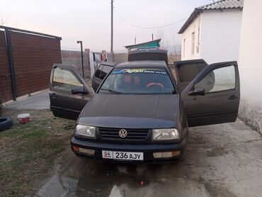 Volkswagen: Volkswagen Vento: 1993 г., 1.8 л, Механика, Бензин, Седан