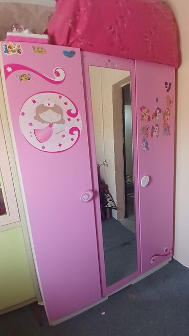 Uşaq dolabları: Qız üçün, 3 qapılı, Açılan, Düz dolab