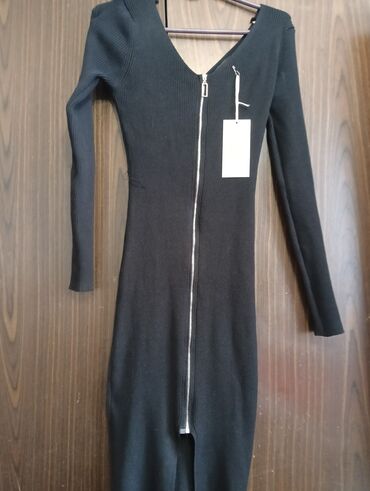 krojevi haljina za punije dame: Bоја - Crna, Dugih rukava