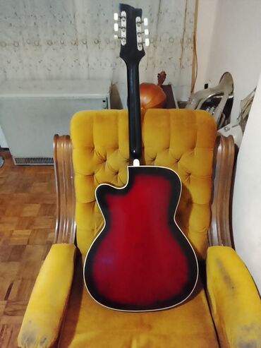 Gitare: Archtop akustična gitara sa F-otvorima - Telo: šuplje archtop telo sa — 7