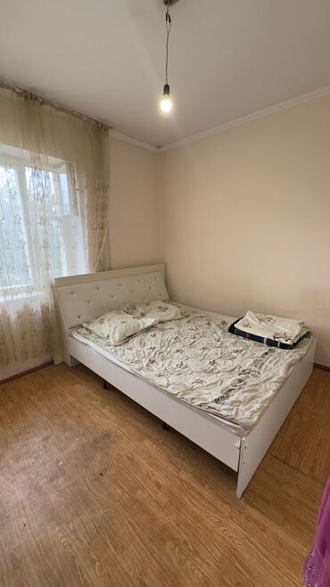 кровать со шкафом: В кара-балте Белая двуспальная кровать с мягким изголовьем и каркасом