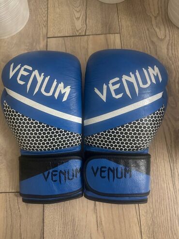 спорт маска: Боксёрские перчатки Venum, синие, почти новые. Жёсткие и удобные