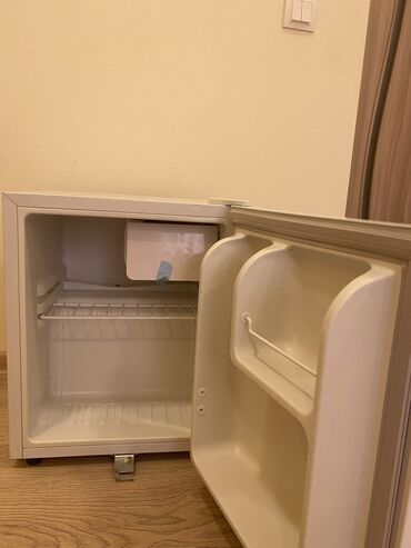 Холодильники: Б/у Холодильник No frost, цвет - Белый
