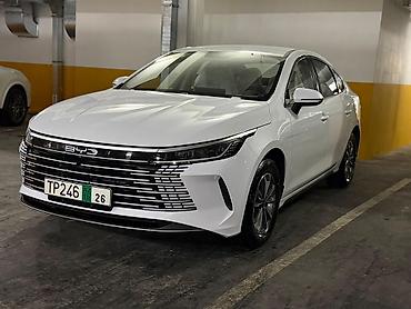 2025: BYD Qin Plus (sedan), ağ rəng. - Kuzov: 4 qapılı sedan, aerodinamik — 8