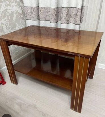 стеллаж для нижнего белья: Журнальный столик из дерева с лакированной поверхностью. Столешница