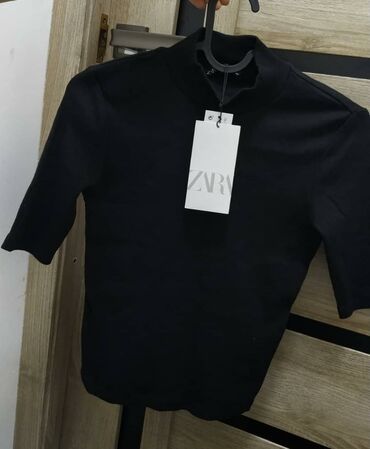 футболка холодок in Кыргызстан | ПЛАТЬЯ: Теплая американка от ZARA. Цвет черный, размер XS-S. Заказала через
