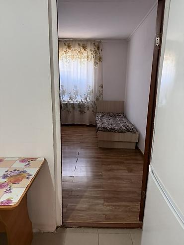 Долгосрочная аренда комнат: Сдается простая меблированная комната с отдельной кухней. Планировка — 7