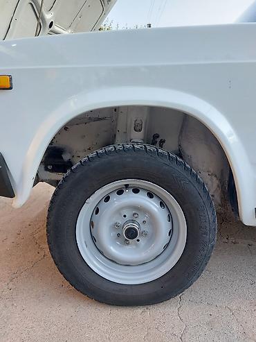 VAZ (LADA): VAZ 2107 sedan – klassik ağ rəngdə, 4 qapılı, arxaötürücülü. Texniki — 11