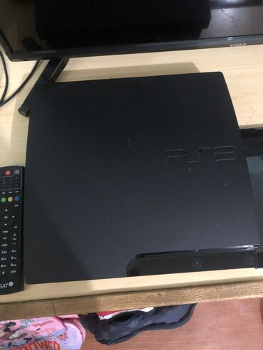 PS3 (Sony PlayStation 3): Ps 3 ispravan uz njega kablovi dva dzojstika i 3 igrice