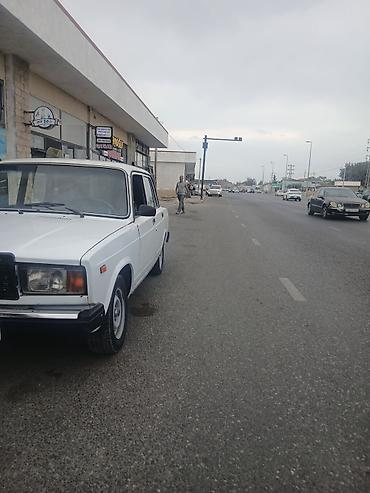 uaz qaz 69 satilir: VAZ 2107, ağ rəng, sedan kuzov. Xarici görünüş: - Klassik 2107 — 2