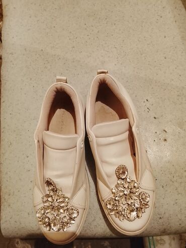 Tuflilər: Qadın slip-on ayaqqabı - Rəng: Ağ/ekru - Model: Bağsız slip-on -
