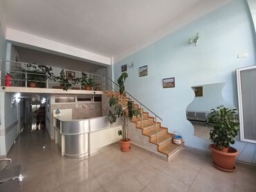 Ofislər: TƏCİLİ SATILIR: Natiq Şahbazov küçəsində, 150 m² sahəsi olan geniş və — 1