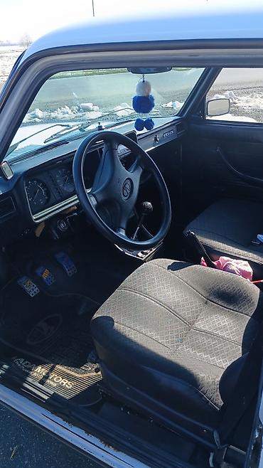 VAZ (LADA): VAZ 2107 sedan – ağ rəngli, 4 qapılı klassik kuzov. Mexaniki yan — 13