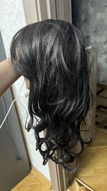 Təbii saçlar, pariklər: Salon malları toplu. 2 ədəd şinyon, 1 ədəd parik, 2 ədəd broşkalı saç — 7