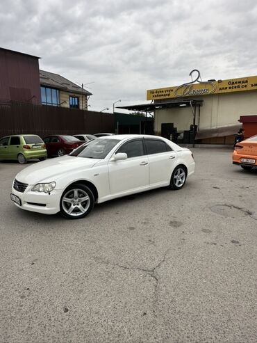 tayota runx: Автомобиль Toyota Mark X в белом цвете. Седан с серебристыми литыми