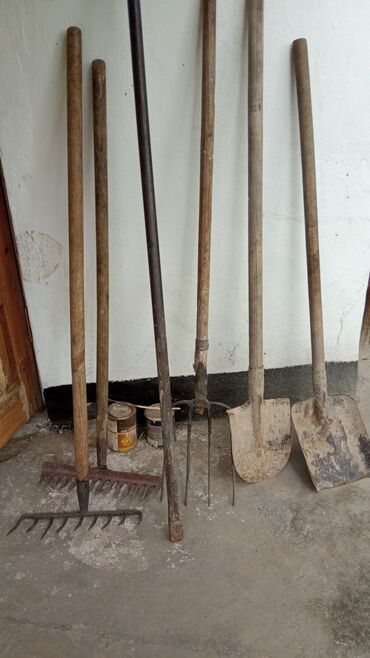 фольга строительная: Продаю клей жаростойкий и к нему керамогранит и набор лопат грабли