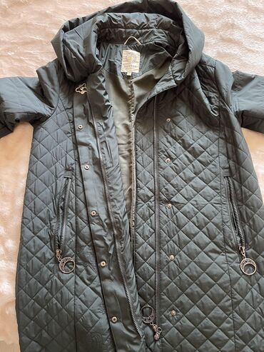 Демисезонные куртки: Легкая куртка на весну/осень в хорошем состоянии, фирма Button