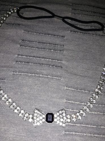 srebrni kais za haljinu: Elegantna ogrlica. Ima gumiranu trakicu pa se moze razvuci preko glave
